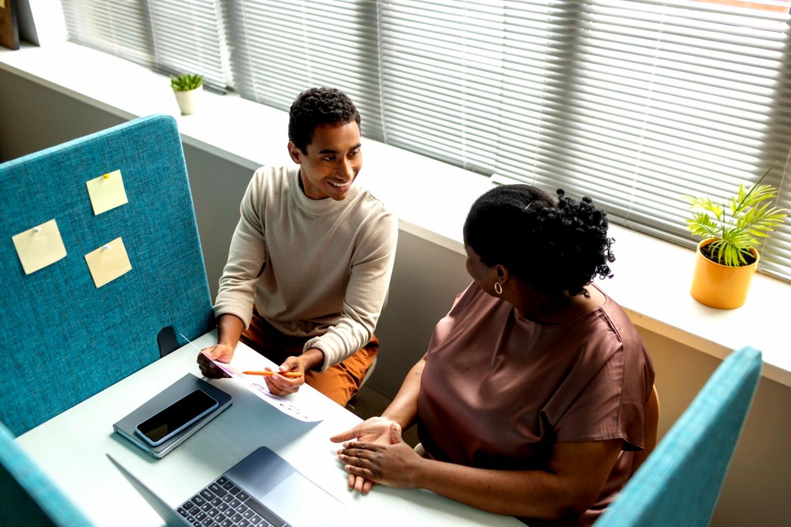 Analiză financiară și documentare economică pentru investitori