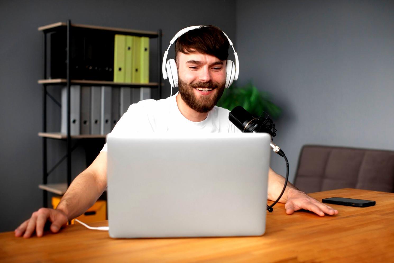 Membrii echipei zentariovex analizând date financiare